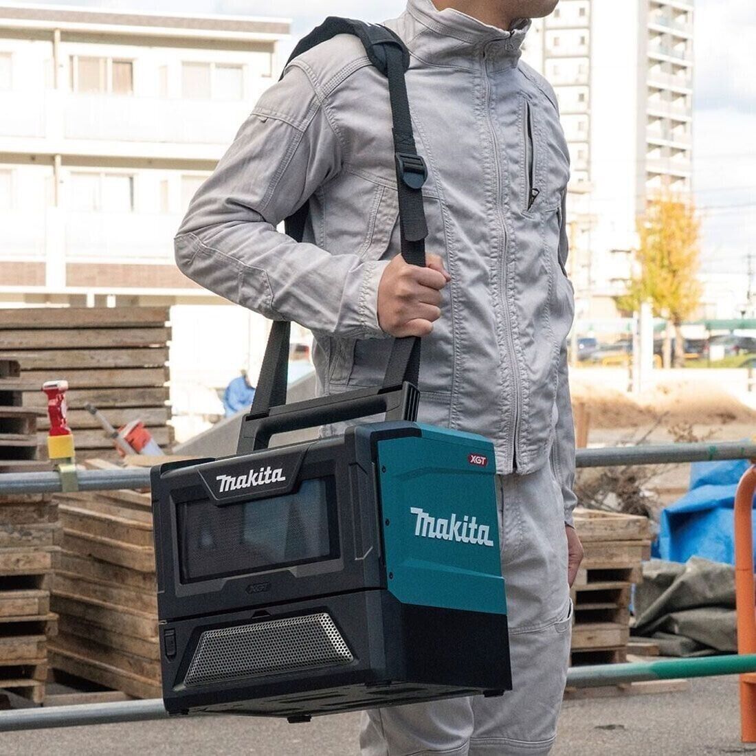 Makita 40V XGT Cordless Microwave MW001GZ carry handle