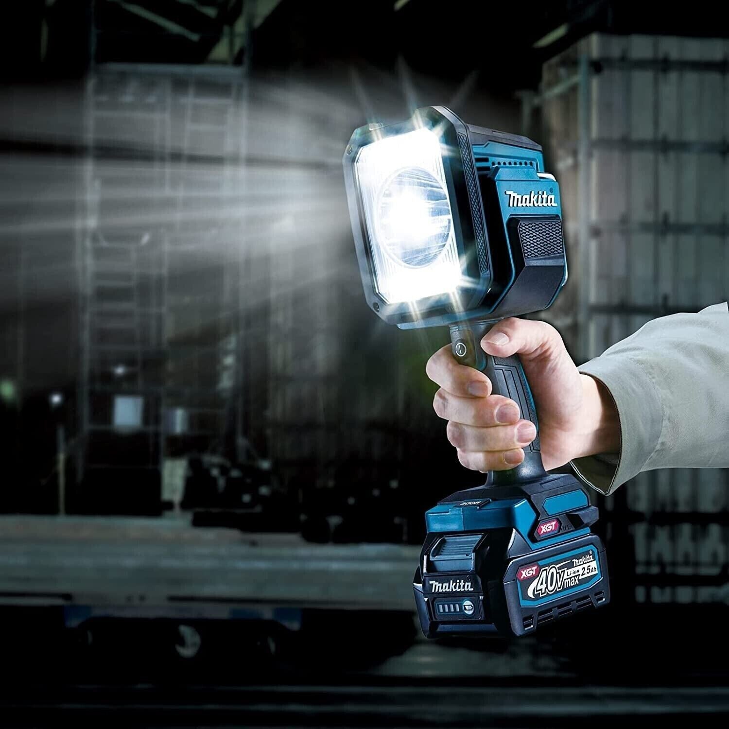 Makita 40v LED Work Light ML007G close up view